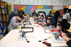 <b>日照市科技馆亲子逛园会吸引200</b>